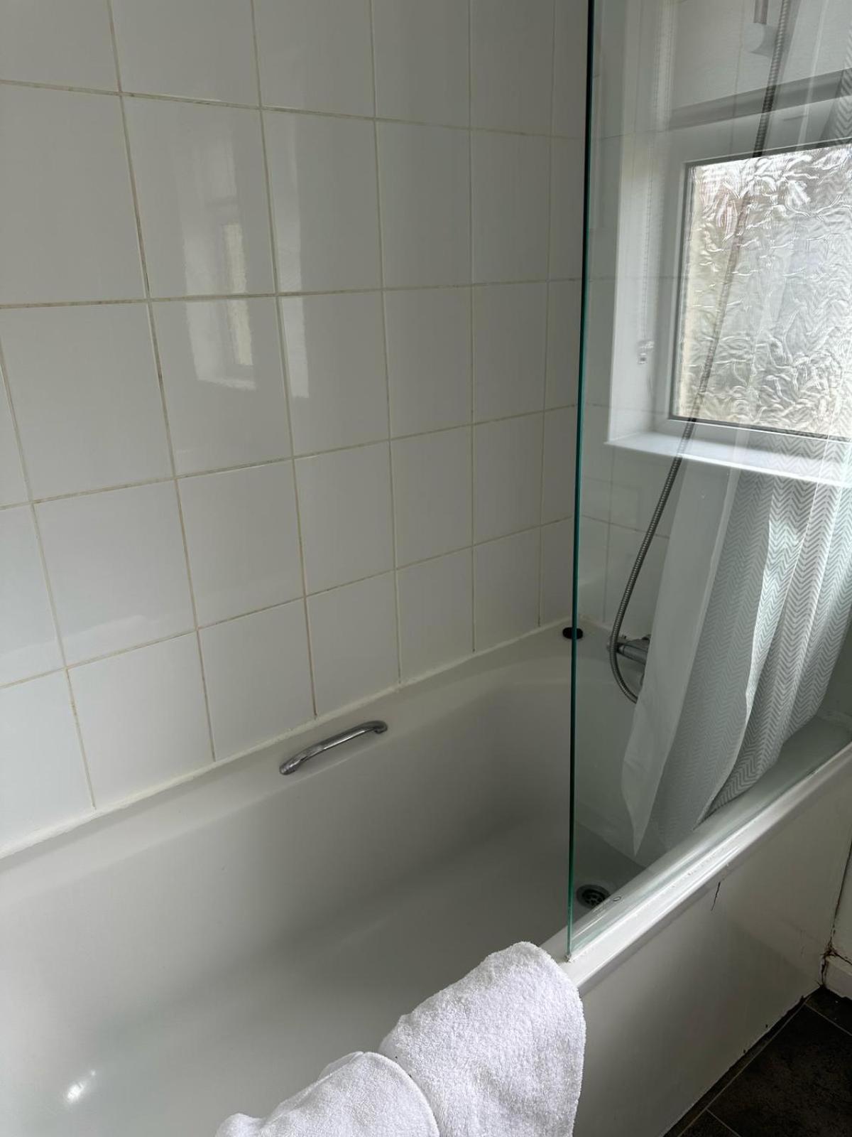 House Number 8 Sleeps Up To 6 People With Smart Tvs In Every Room Wellington  Exterior photo